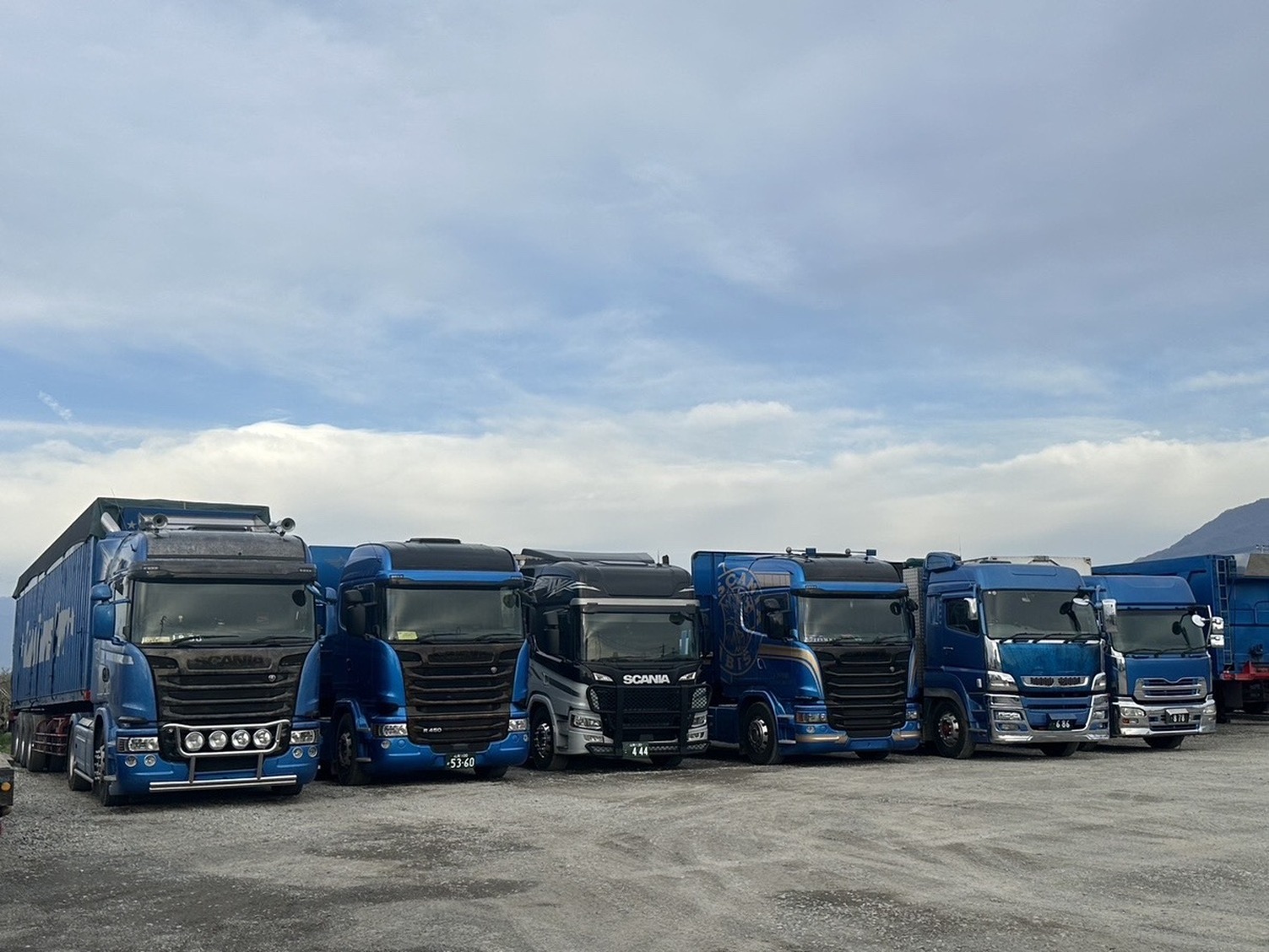 敷地に並ぶ青野運輸の大型トラック2台