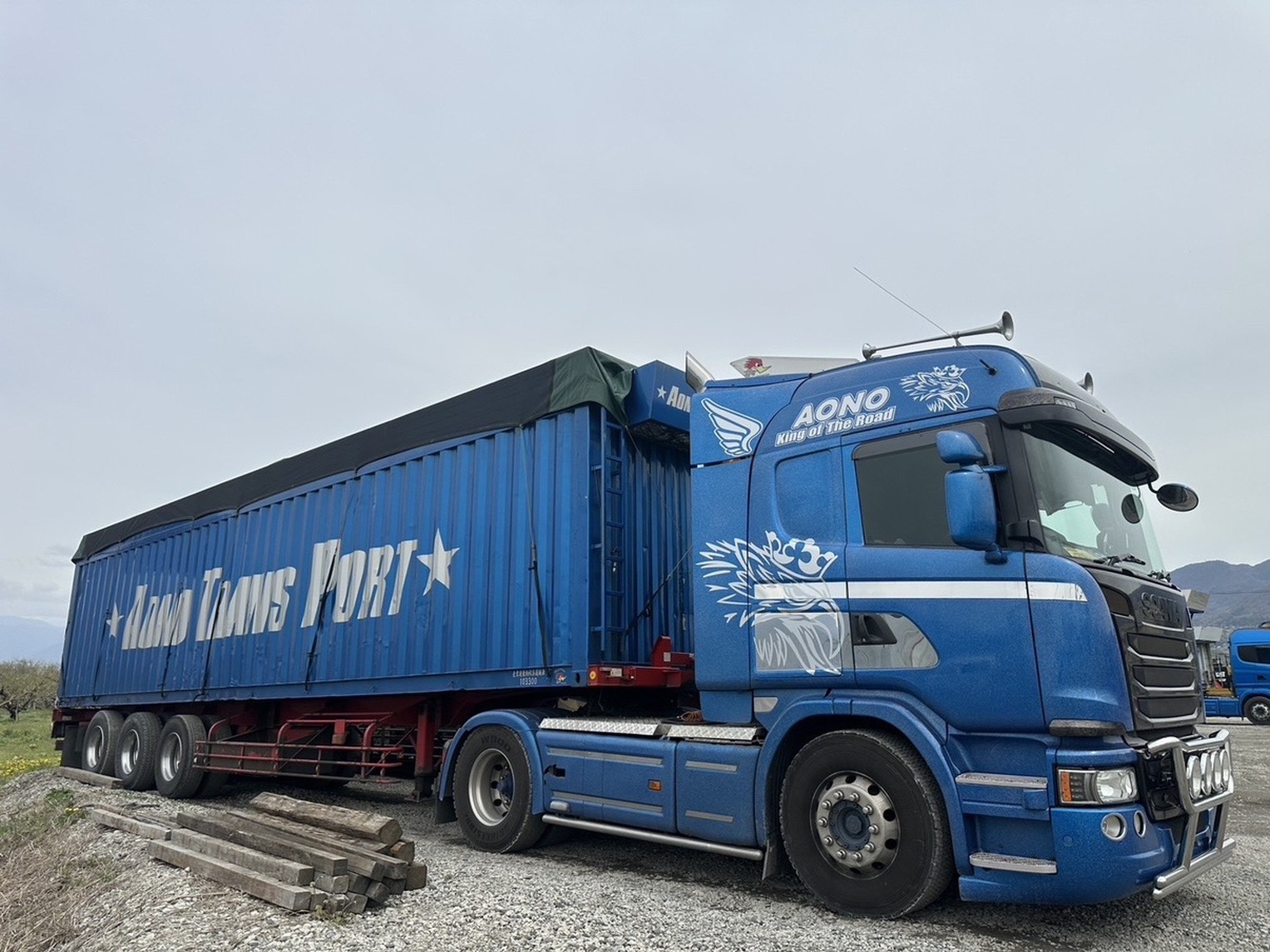 青野運輸の輸送用トラクター・トレーラー（ヤードに停車）