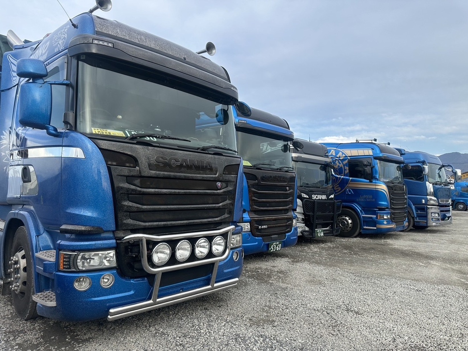 青野運輸のブルートラクターとセミトレーラー